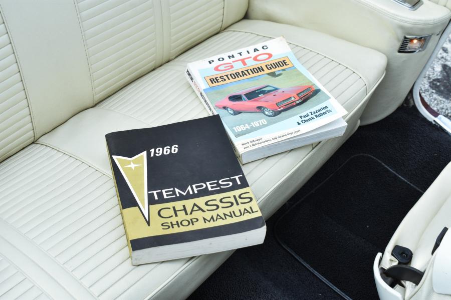 Интерьер Pontiac Tempest GTO Convertible 1966 года  (фото 44 из 83)